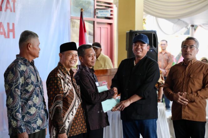 
					Serahkan 811 Sertifikat Tanah di Parangtritis, Menteri ATR: Gunakan Secara Produktif