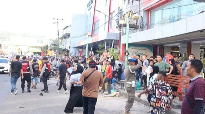 
					Bentrok PKL vs Satpol PP di Padang: Batu Melayang, Petugas dan Warga Terluka