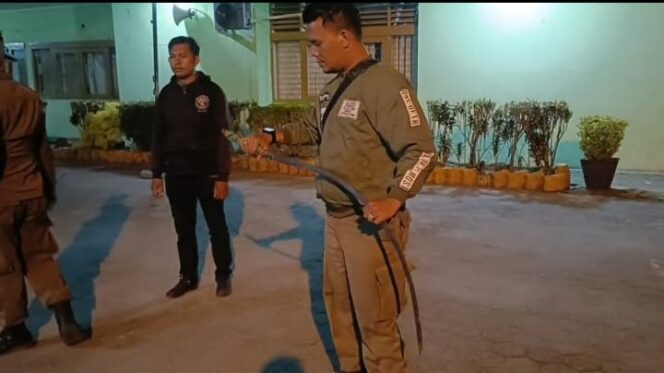 
					Satpol PP Amankan Klewang saat Bubarkan Remaja Hendak Tawuran di Padang