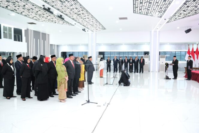 
					Lantik Pejabat Struktural dan Fungsional, Wamen Ossy Minta Jajaran Bekerja Adaptif terhadap Tantangan Zaman