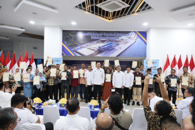 
					160 Sertifikat Diserahkan di Sulteng, Pemerintah Pastikan Akses Hukum atas Tanah untuk Masyarakat