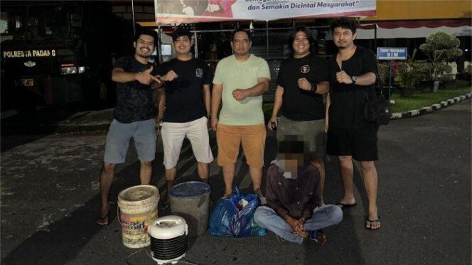 
					Ringkus Pelaku Kupak Warung di Padang, Polisi Sita Pop Mie Hingga Magic Com