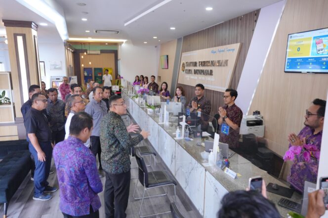 
					Wamen ATR di Kantah Denpasar: Layani dengan Senyum, Jauhi Pungli, Jaga Kekompakan