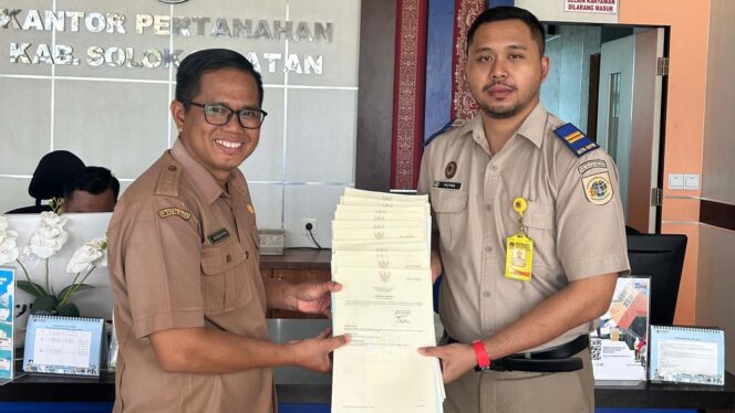 Penyerahan 47 Sertipikat Elektronik Aset Pemda oleh Kantah Solok Selatan kepada BPKAD