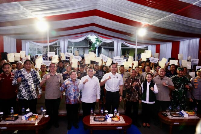 
					Lebihi Target PTSL, Warga Pacitan Terima Sertifikat Tanah Langsung dari Menko AHY dan Wamen Ossy
