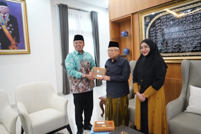 
					Menteri Nusron Wakili Pemerintah Serahkan Undangan Upacara HUT ke-80 RI kepada Wapres ke-13 Ma’ruf Amin