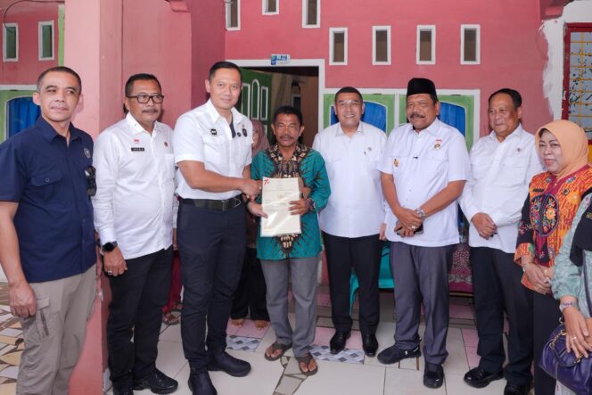 
					Wamen Ossy dan Menko AHY Serahkan 184 Sertifikat Tanah di Bengkulu: 100 PTSL, 79 Hak Pakai, 5 Wakaf