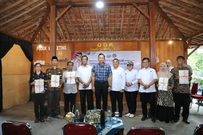 
					Perkuat Kepastian Hukum Tanah, Wamen ATR Serahkan Sertifikat Bersama Menko AHY di Gunungkidul