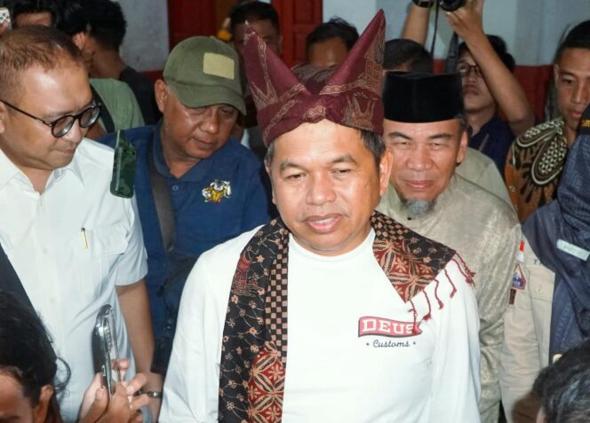 
					Tiba di Padang, KDM Berencana Bangun Satu Kampung bagi Korban Banjir