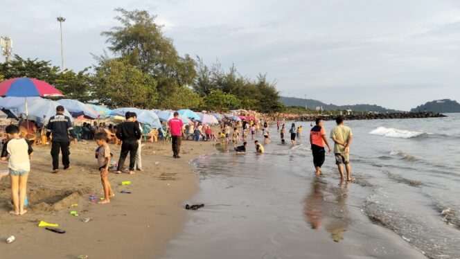
					Kawasan Wisata Pantai Padang
