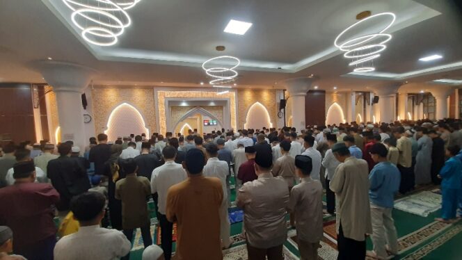 
					Sholat Idul Fitri tingkat Kota Padang digelar di Masjid Agung Nurul Iman, Sabtu (21/3/2026) pagi